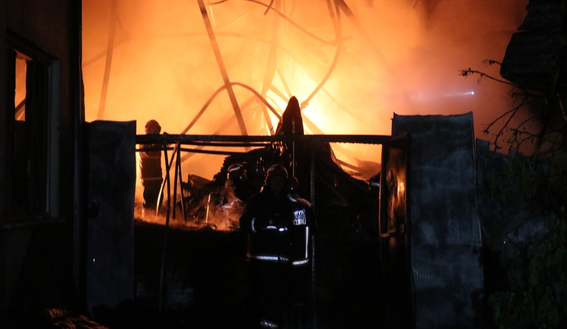 Şehirde büyük yangın, 4 saatte söndürülebildi