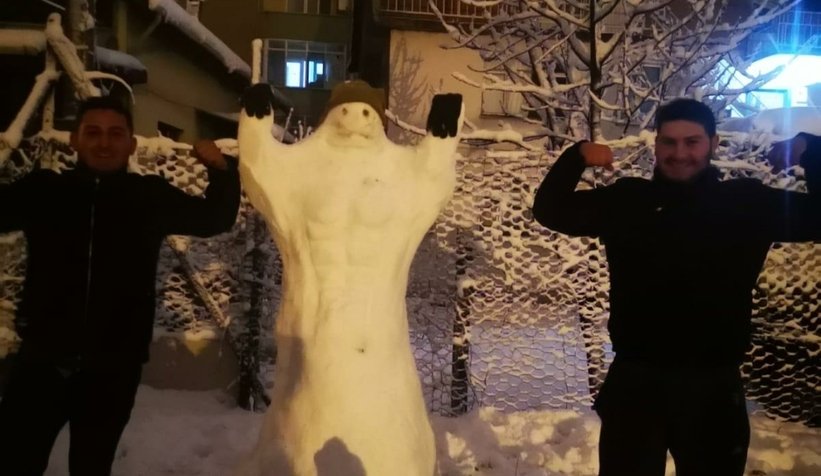 Şehirden kardan adam fotoğrafları