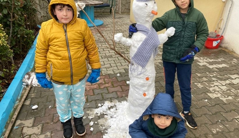 Şehirden kardan adam fotoğrafları