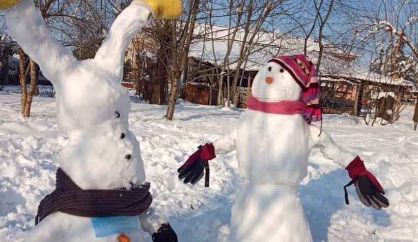 Şehirden kardan adam fotoğrafları