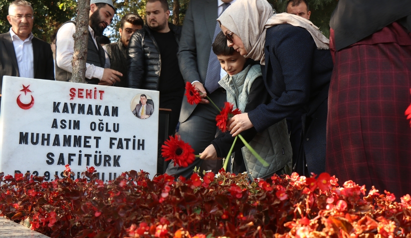 sehit-kaymakam-safiturk-icin-mezari-basinda-anildiunbvsei3r0