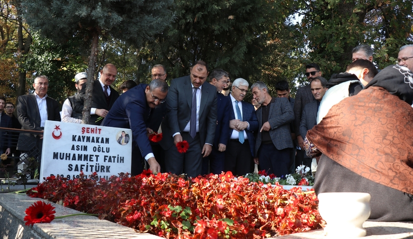 sehit-kaymakam-safiturk-icin-mezari-basinda-anildiunbvsei3r0