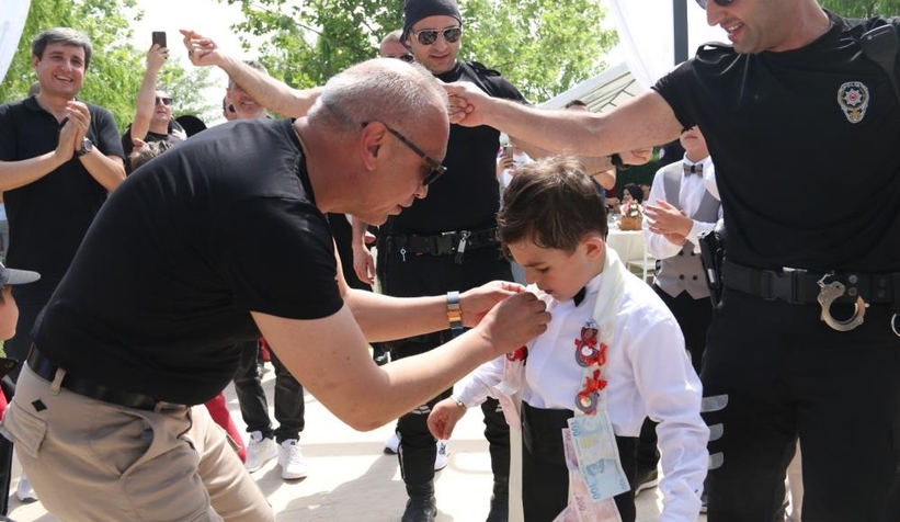 Şehit polisin oğluna özel sünnet konvoyu