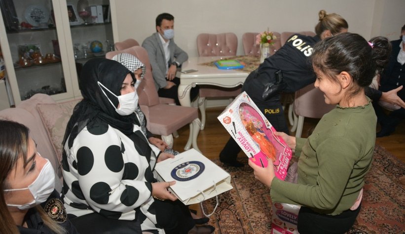 Şehit ve yaralı polislerin evlerini ziyaret ettiler