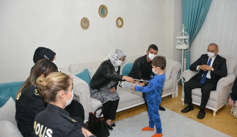 Şehit ve yaralı polislerin evlerini ziyaret ettiler