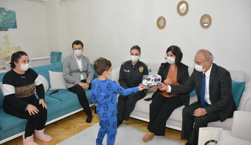 Şehit ve yaralı polislerin evlerini ziyaret ettiler