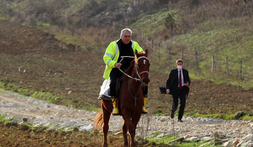 Şehri motosikletle, araziyi atla denetliyor