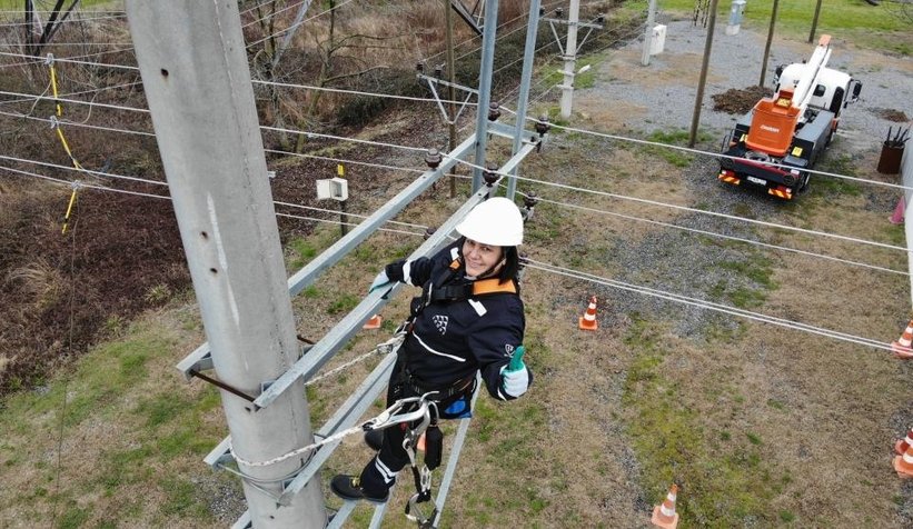 Şehrin elektriği ojeli parmaklara emanet