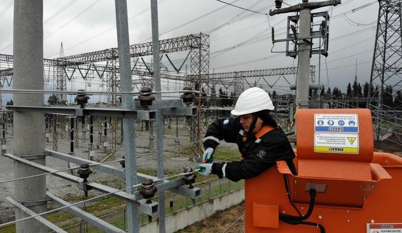 Şehrin elektriği ojeli parmaklara emanet