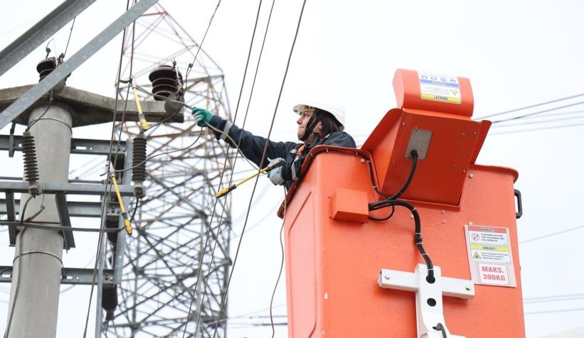 Şehrin elektriği ojeli parmaklara emanet