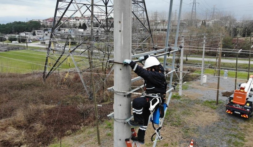 Şehrin elektriği ojeli parmaklara emanet