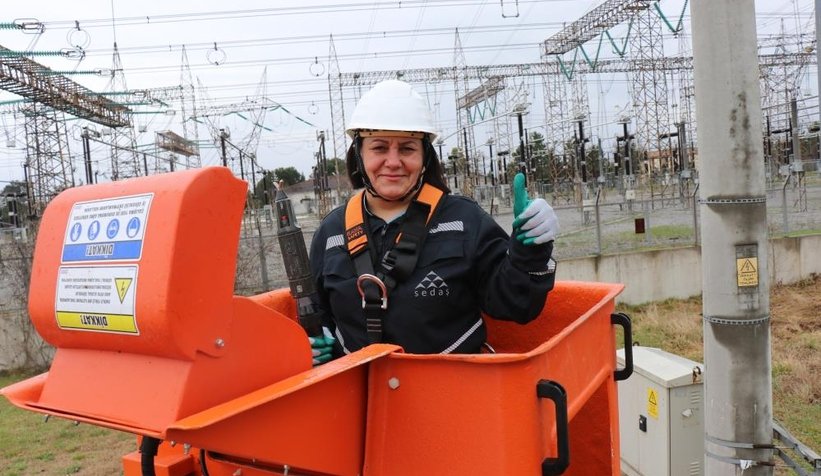 Şehrin elektriği ojeli parmaklara emanet