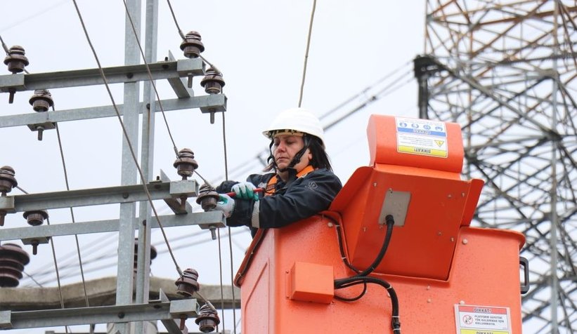 Şehrin elektriği ojeli parmaklara emanet