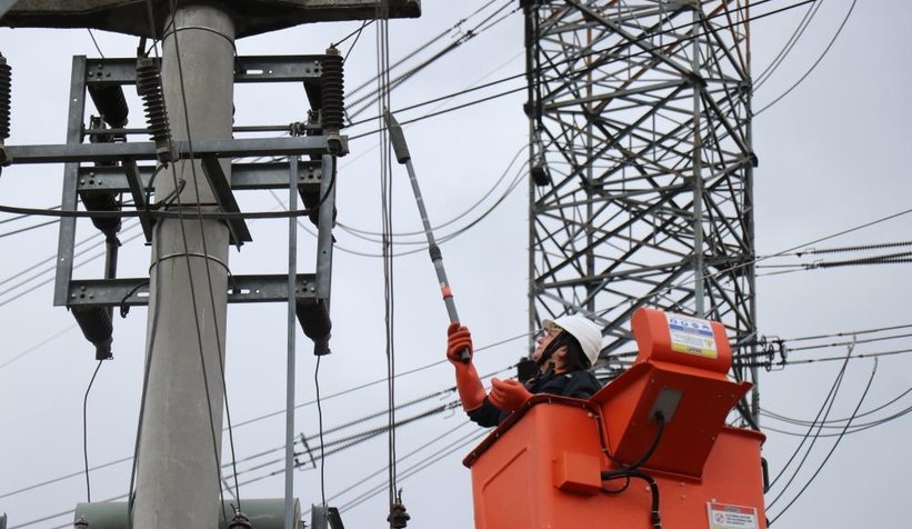 Şehrin elektriği ojeli parmaklara emanet
