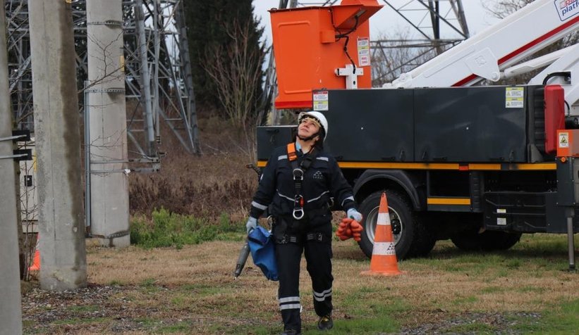 Şehrin elektriği ojeli parmaklara emanet