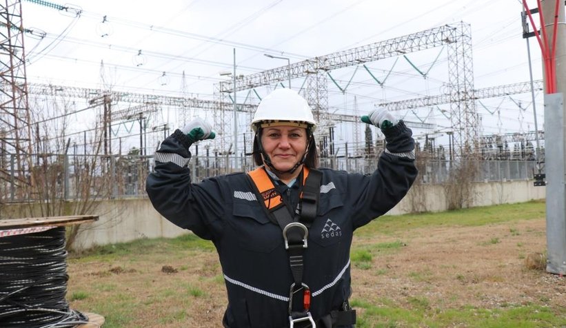 Şehrin elektriği ojeli parmaklara emanet