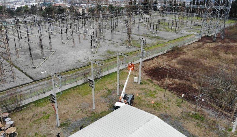 Şehrin elektriği ojeli parmaklara emanet