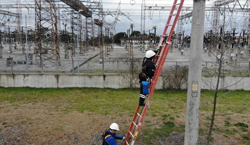 Şehrin elektriği ojeli parmaklara emanet