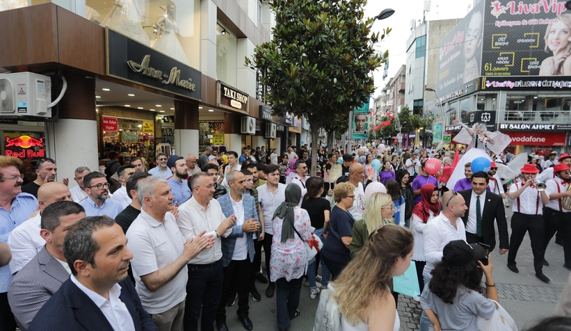 Şehrin merkezinde festival rüzgarı esti