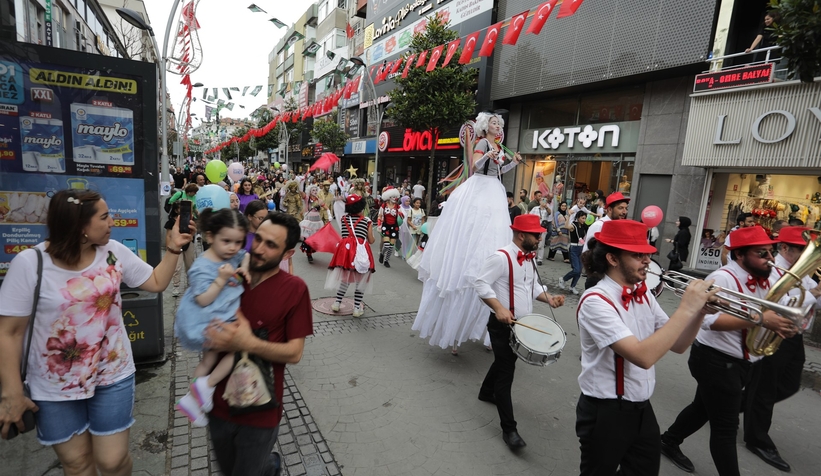 Şehrin merkezinde festival rüzgarı esti