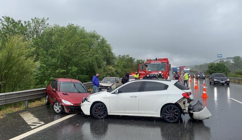 Sekiz farklı kazaya 25 araç karıştı, 8 kişi yaralandı