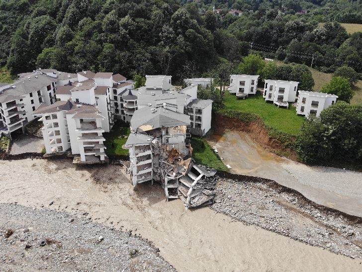 Sel, 3 ay sonra açılışı yapılacak oteli yıktı
