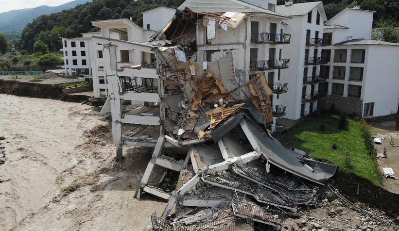 Sel, 3 ay sonra açılışı yapılacak oteli yıktı