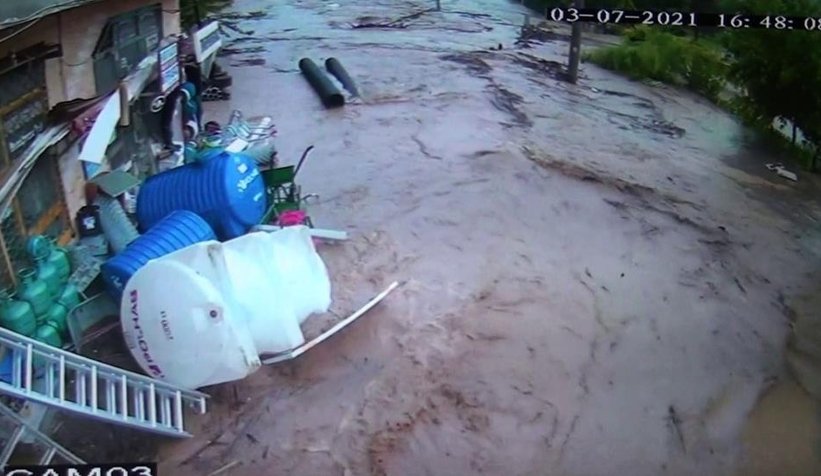 Sel felaketi kamerada