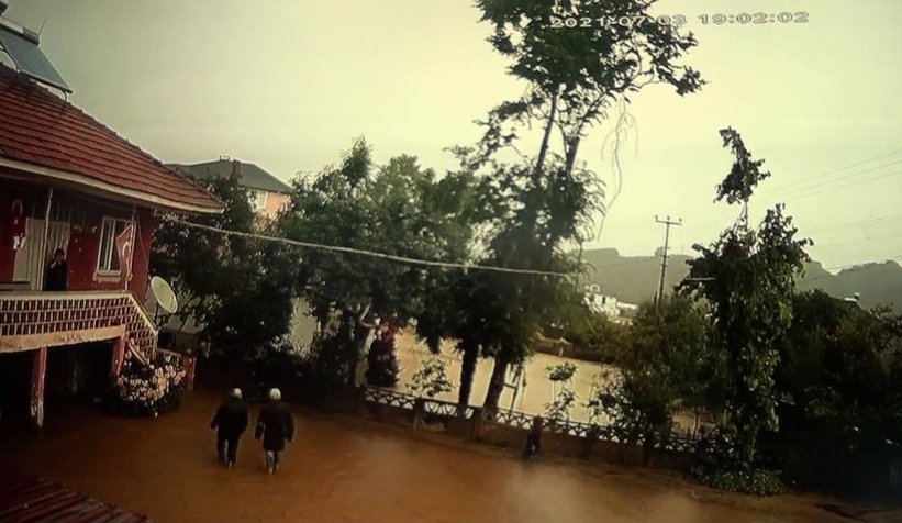 Sel felaketi kamerada