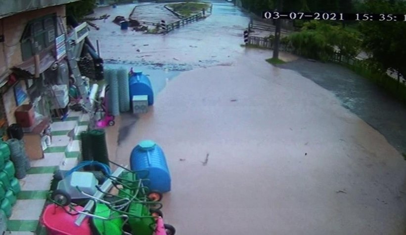 Sel felaketi kamerada