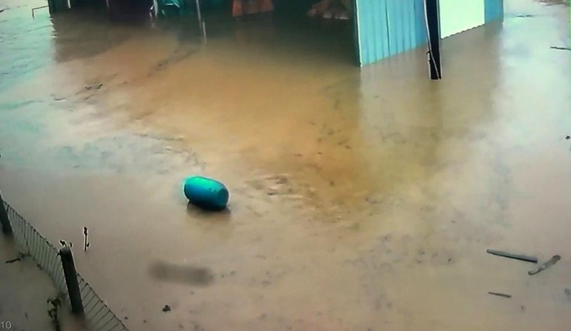 Sel felaketi kamerada