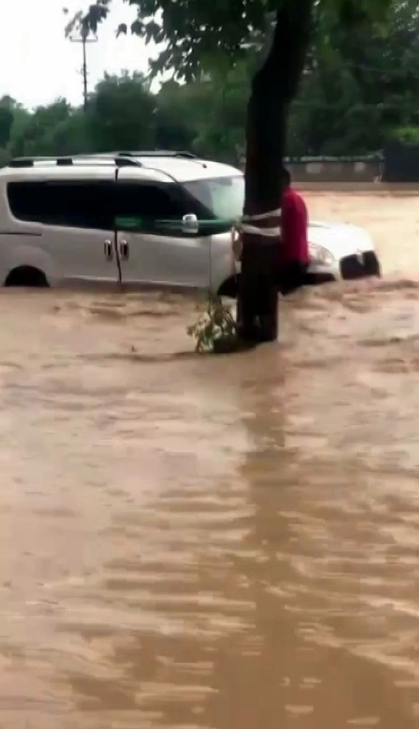 Sel vurdu 9 kişi mahsur kaldı