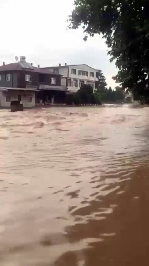 Sel vurdu 9 kişi mahsur kaldı