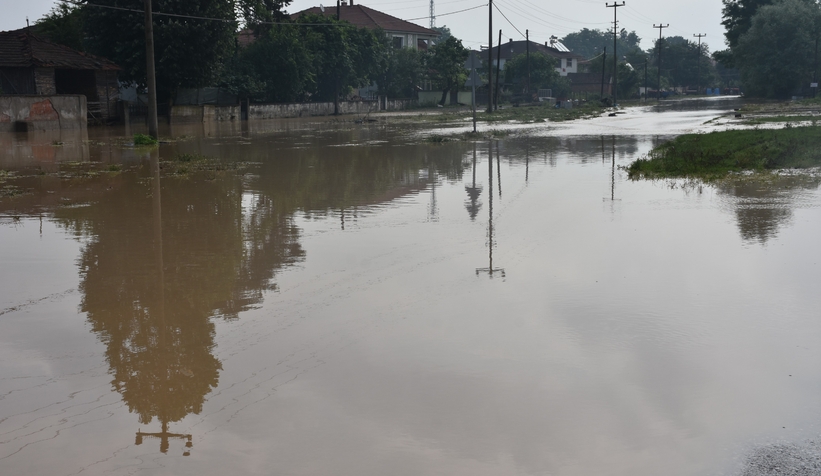 Sel vurdu 9 kişi mahsur kaldı