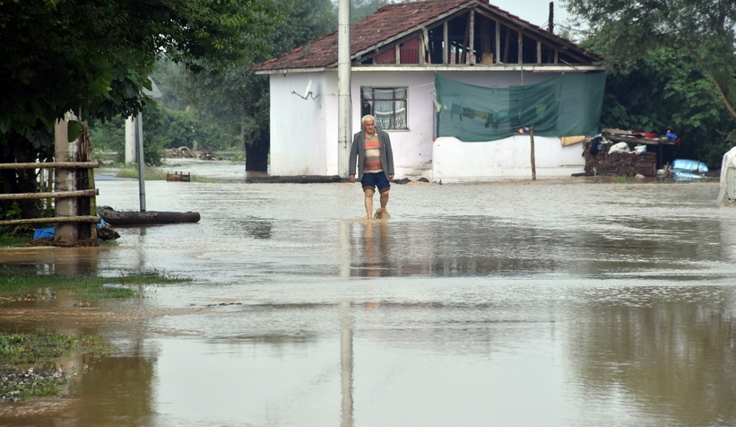 Sel vurdu 9 kişi mahsur kaldı