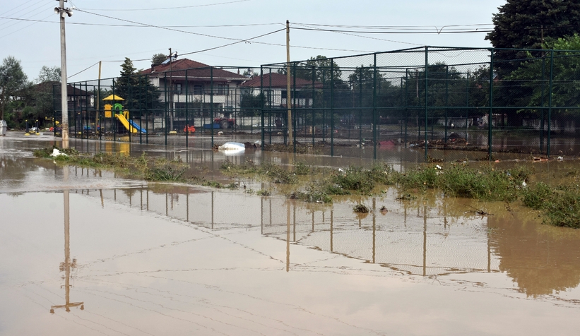 Sel vurdu 9 kişi mahsur kaldı