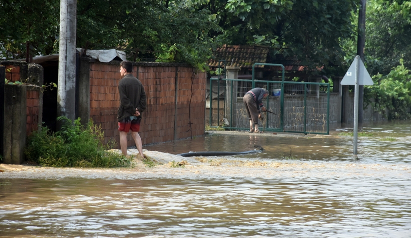 Sel vurdu 9 kişi mahsur kaldı