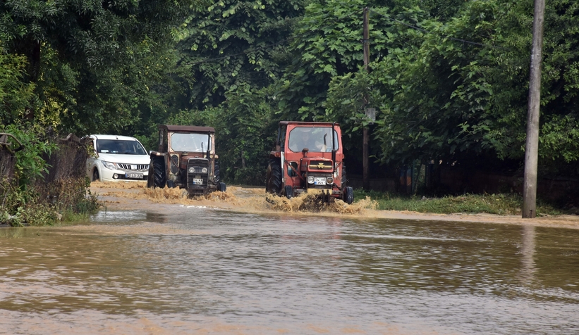 Sel vurdu 9 kişi mahsur kaldı