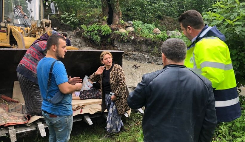 Selde mahsur kalan 100 yaşındaki nine böyle kurtarıldı