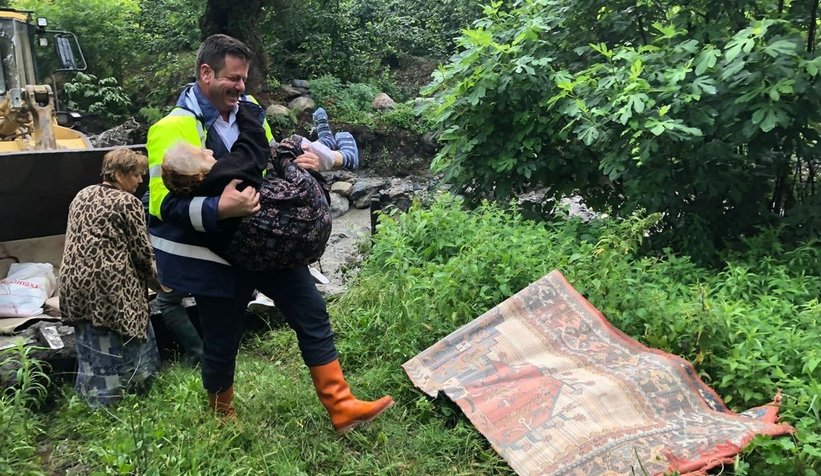 Selde mahsur kalan 100 yaşındaki nine böyle kurtarıldı