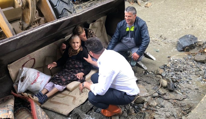 Selde mahsur kalan 100 yaşındaki nine böyle kurtarıldı