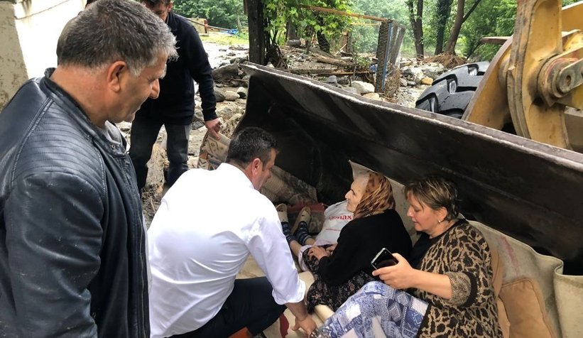 Selde mahsur kalan 100 yaşındaki nine böyle kurtarıldı