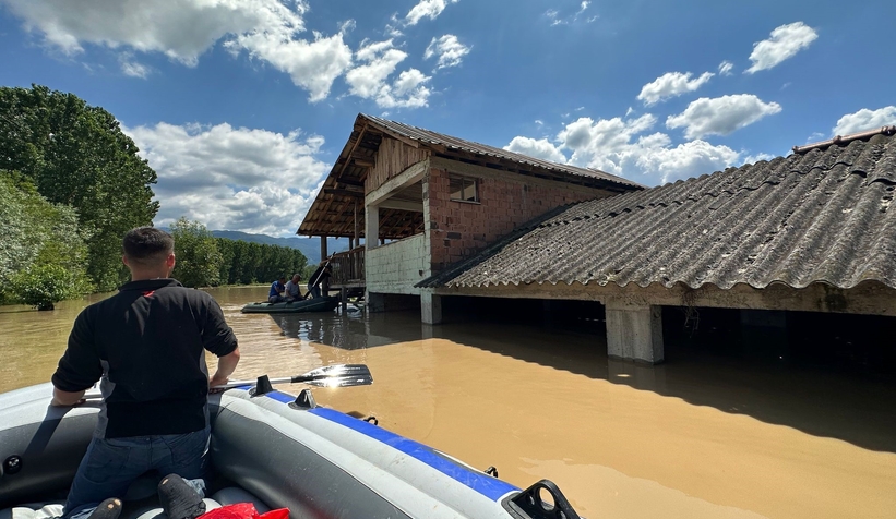 Selde mahsur kalan hayvanlara botla ulaşıldı