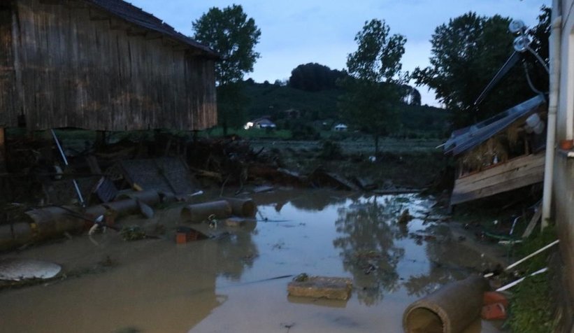 Selde saatlerce mahsur kaldı