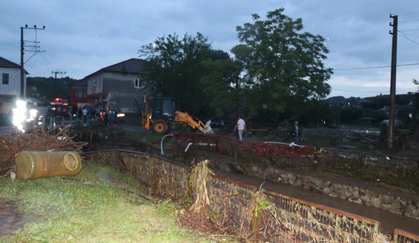 Selde saatlerce mahsur kaldı