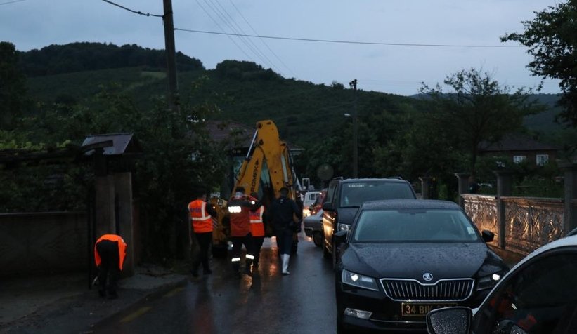 Selde saatlerce mahsur kaldı