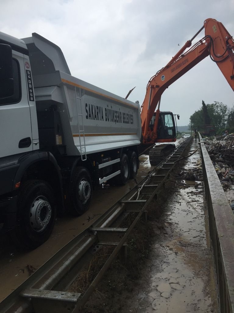 Selin vurduğu Akyazı'da yaralar sarılıyor