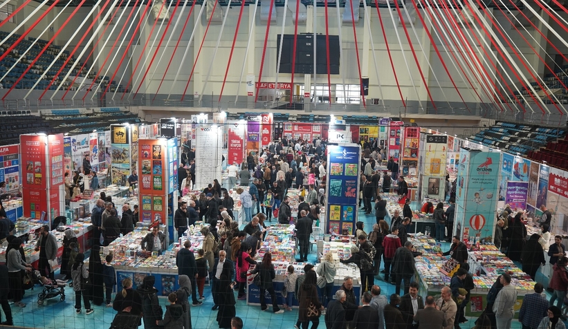 Serdivan 1. Kitap Fuarı büyük ilgi görüyor