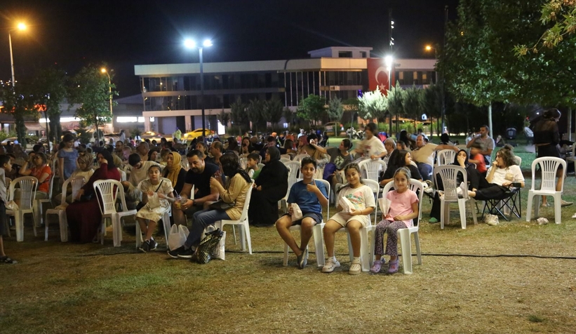 Serdivan açık hava film gösterimleri devam ediyor