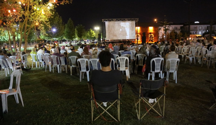 Serdivan açık hava film gösterimleri devam ediyor